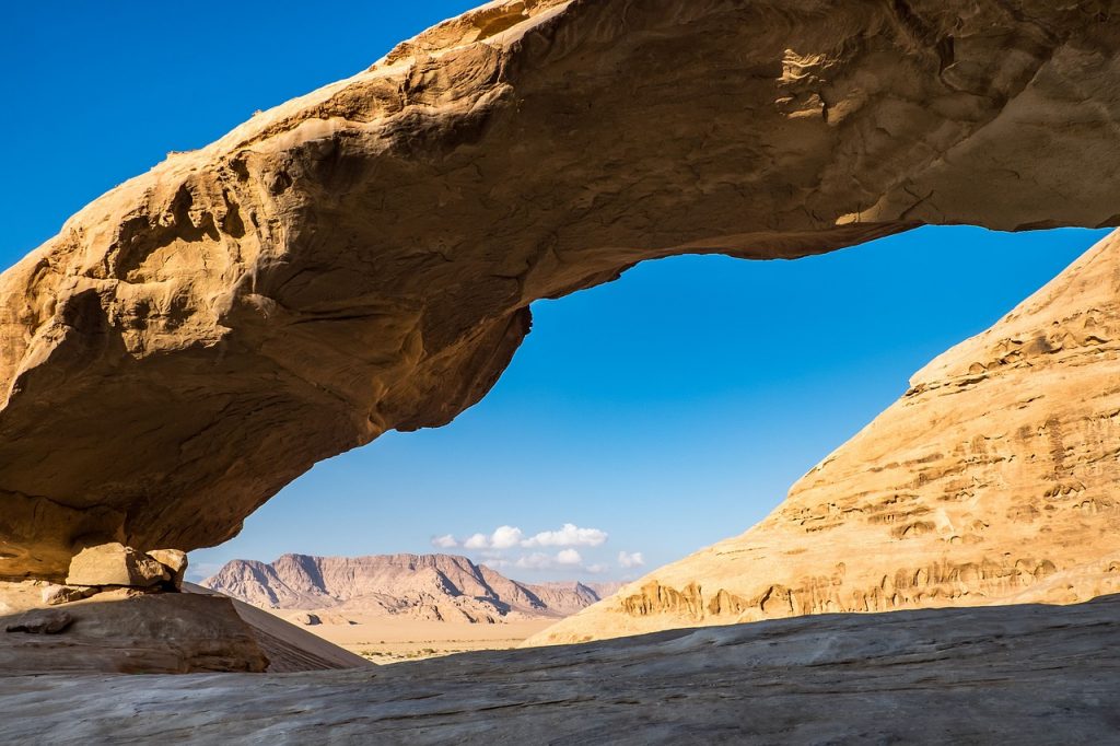 arco de piedra en el sendero de jordan
