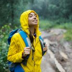 Cómo ir de excursión bajo la lluvia Caminar bajo la lluvia