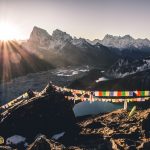 Montañas y banderas en el trekking en el himalaya