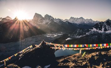 Montañas y banderas en el trekking en el himalaya